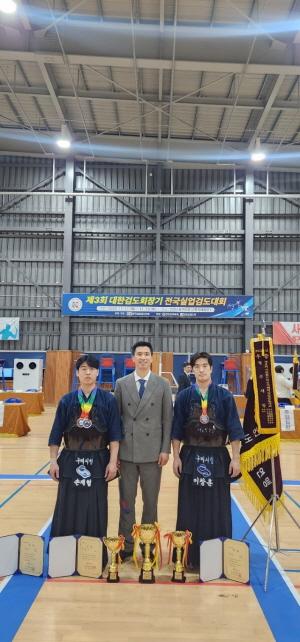 NSP통신-구미시청 검도팀은 지난 11일부터 13일까지 개최된 제3회 대한검도회장기 전국실업검도대회에 출전해 개인전과 단체전에서 모두 입상하는 성과를 거뒀다. (사진 = 구미시)