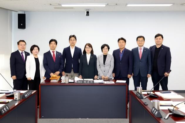 NSP통신-성남시의회 도시건설위원회 기념촬영 모습. (사진 = 성남시의회)