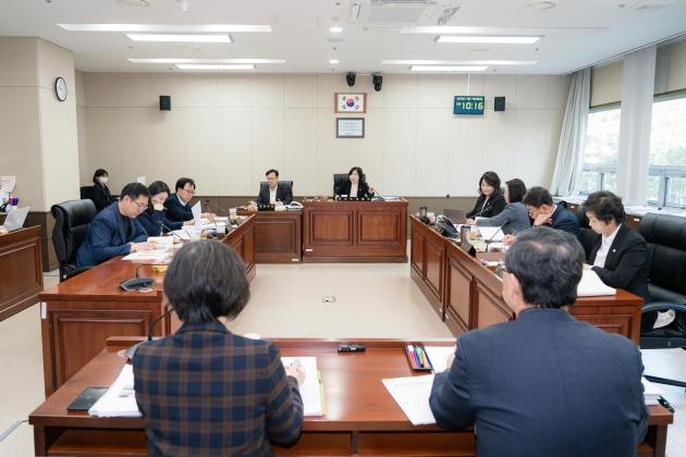 NSP통신-용인특례시의회 경제환경위원회가 17일 소관 경제산업국과 농림축산국 소속 부서 대상으로 행정사무감사를 하고 있다. (사진 = 용인특례시의회)