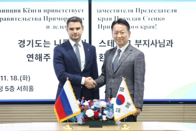 NSP통신-고영인 경기도 경제부지사가 18일 경기도청에서 니코로아이 스테츠코 연해주 부지사 접견 후 함께 기념촬영을 하고 있다. (사진 = 경기도)