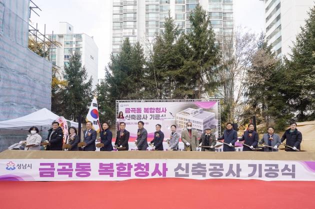 NSP통신-임종철 성남시 부시장(가운데)을 비롯한 참석 내빈들이 18일 열린 금곡동 복합청사 신축공사 기공식에서 시삽 퍼포먼스를 하고 있다. (사진 = 성남시)