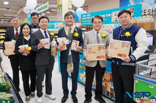 NSP통신-청도군은 지난 17일(현지시간) 캐나다 토론토에서 한인 최대 식품유통업체인 KFT사와 농특산물 수출확대 업무협약(MOU)을 체결했다. (사진 = 청도군)