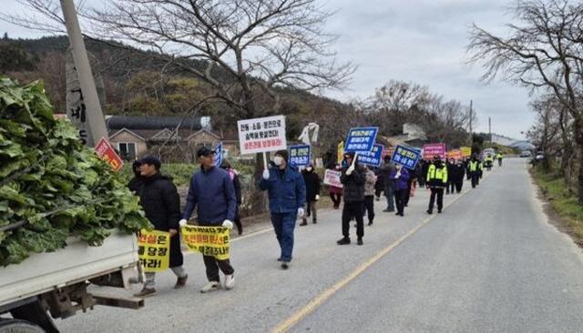NSP통신-발파암석 처리 지연에 생활불편을 호소하는 지역민의 집회장면 (사진 = 윤시현 기자)