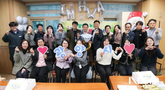 NSP통신-정인화 광양시장과 세정과 직원들 기념 찰영 (사진 = 광양시청)