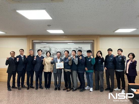 NSP통신-광양시청 공무원노동조합 정인화 광양시장에게 2025년도 단체교섭 요구서전달 기념 찰영 (사진 = 광양시청)