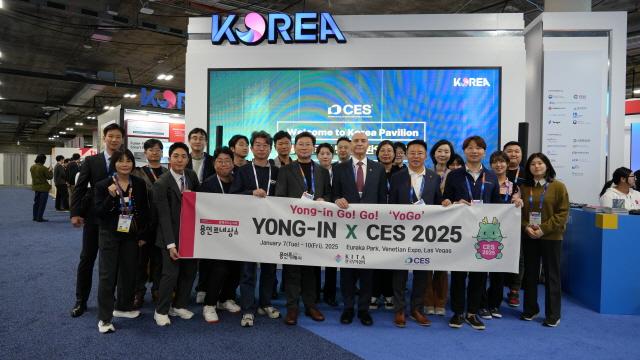 NSP통신-소비자가전전시회(CES) 2026에서 용인지역 기업 위스메디컬이 CES 혁신상을 받았다. 사진은 CES 2025 용인시 단체관에서 이상일 시장과 용인 기업 관계자들이 기념촬영을 하는 모습. (사진 = 용인특례시)