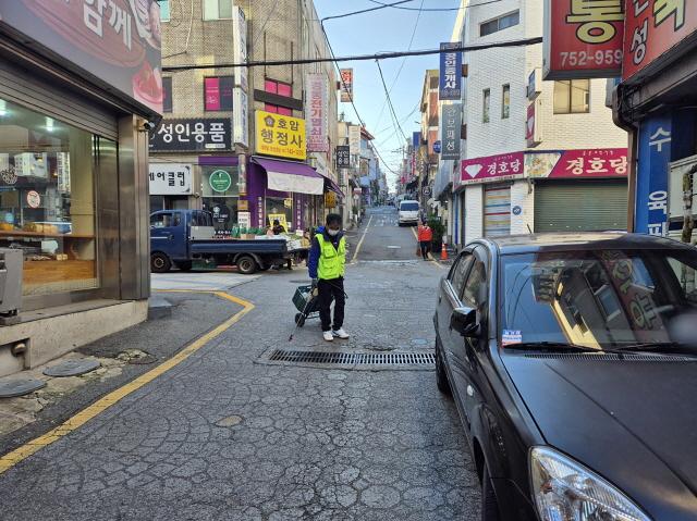 NSP통신-성남시 전통시장 방역소독 모습. (사진 = 성남시)