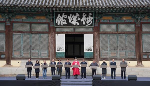 NSP통신-윤병태 시장이 지난 18일 140여 년 만에 진행하는 해체 수리의 안전한 진행을 기원하며 전통 고유례를 진행하고 있다. (사진 = 나주시)