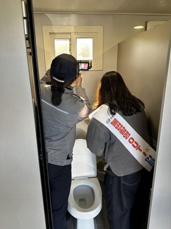 NSP통신-안동시는 이번 합동점검을 통해 강변 일대 화장실의 안전성을 강화하고 불법촬영에 대한 시민 불안 해소와 더불어 안전한 도시 이미지 제고에 앞장섰다. (사진 = 안동시)