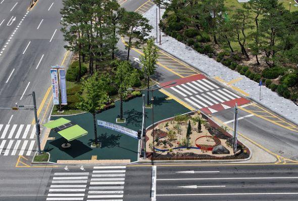 NSP통신-안동시는 기후변화로 길어진 여름을 고려해 칸나․알로카시아․콜레우스 등 열대식물을 활용한 가로화단을 시청·도서관·웅부공원 등 4개 공공시설과 주요 교통섬 3곳에 조성했다. (사진 = 안동시)