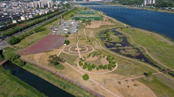 NSP통신-낙동가람 초화단지(태화동)는 유채․작약․코스모스 등 계절 꽃으로 사계절 볼거리를 제공했다. (사진 = 안동시)