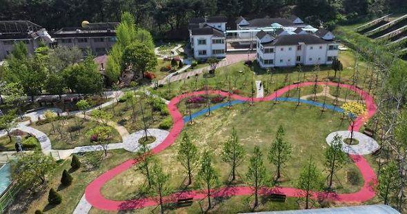 NSP통신-지난해 3억 원으로 조성된 애명복지촌 나눔숲은 산책로․녹색쉼터 조성을 통해 치유·휴식공간으로 높은 평가를 받았다. (사진 = 안동시)