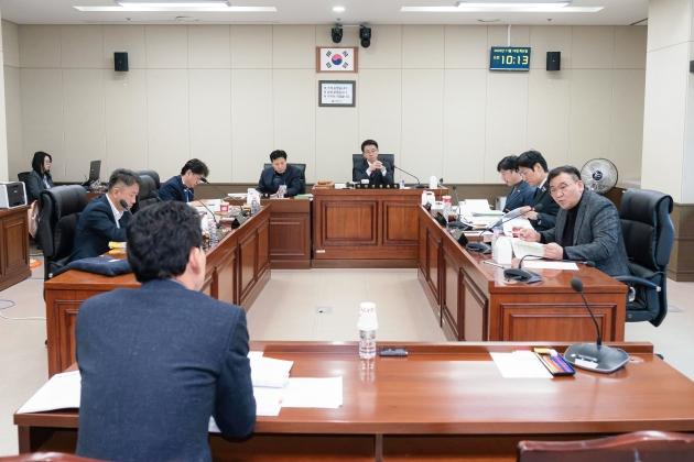 NSP통신-용인특례시의회 도시건설위원회가 18일 소관부서 대상으로 2025년 행정사무감사 2일차 일정을 진행하고 있다. (사진 = 용인특례시의회)