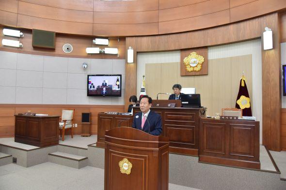 NSP통신-군정 주요 시책을 추진하기 위해 편성한 2026년도 예산안 총 규모는 5800억 원으로 2025년도 본예산 대비 180억 원 증가했다. 분야별로는 농업 경쟁력 강화 1300억 원, 주민 복리증진 1130억 원 , 환경·재난방지 1083억 원, 교통·지역개발 789억 원 순으로 편성됐다. (사진 = 봉화군)