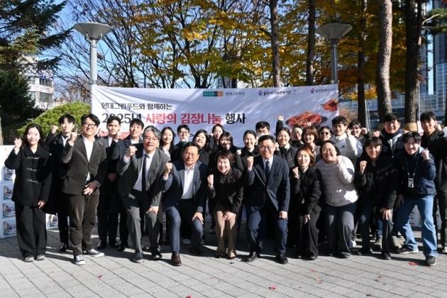 NSP통신-지미연 경기도의원이 18일 용인시수지노인복지관에서 열린 사랑의 김장나눔 행사 참석자들과 기념촬영을 하고 있다. (사진 = 지미연 의원실)