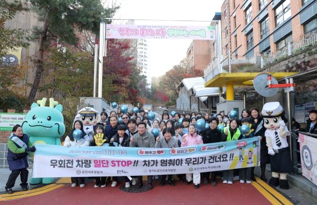 NSP통신-19일 교동초 앞에서 이상일 시장이 교통지도 봉사자들이 기념사진을 촬영하고 있다. (사진 = 용인특례시)