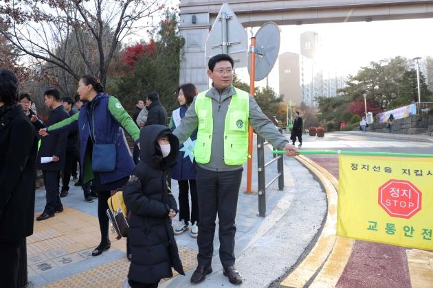 NSP통신-19일 교동초 앞에서 이상일 시장이 교통지도 봉사를 하고 있다. (사진 = 용인특례시)