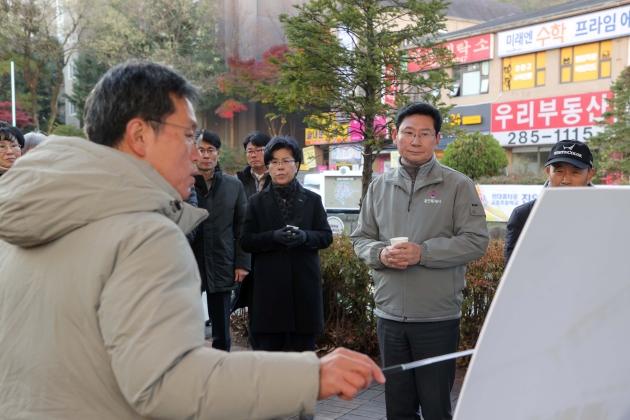 NSP통신-19일 교동마을 현대홈타운에서 이상일 시장이 진출입로 확장 사업 현황을 청취하고 있다. (사진 = 용인특례시)