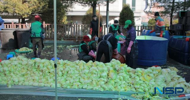 NSP통신-19일 오전 화성시 정남면행정복지센터에서 2025 사랑의 김장 담그기 나눔 행사가 열렸다. 사진은 절여진 배추를 손질하는 정남면 새마을부녀회 회원들 모습. (사진 = 김종식 기자)