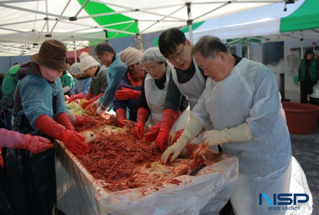 NSP통신-정남면 새마을부녀회 회원들과 조성하 정남면장, 최병룡 화성특례시장애인사격연맹 회장, 이용규 정남면기업인협의회 회장이 양념을 버무리고 있는 모습. (사진 = 김종식 기자)