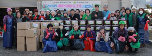 NSP통신-정남면행정복지센터에서 열린 2025 사랑의 김장 담그기 나눔 행사에 참여한 관계자들의 기념 촬영 모습. (사진 = 김종식 기자)