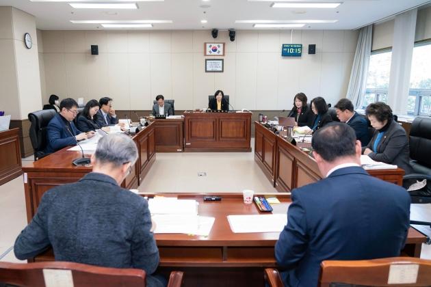 NSP통신-용인특례시의회 경제환경위원회가 18일 처인·기흥·수지 3개 구청과 미래도시기획국 소관 부서를 대상으로 2025년도 2일차 행정사무감사를 진행하고 있다. (사진 = 용인특례시의회)