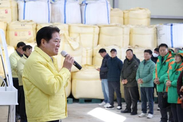 NSP통신-19일 최대호 안양시장이 겨울철 폭설 대비 시연에 앞서 당부의 말을 전하고 있다. (사진 = 안양시)