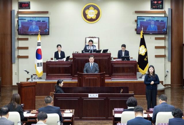 NSP통신-19일 제 297회 광명시의회 제2차 정례회 시정연설에서 박승원 광명시장이 발언하고 있다. (사진 = 광명시)