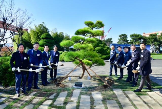 NSP통신-HD현대 정기선 회장이 19일(수) 울산 HD현대중공업 영빈관에서 5000척 인도 기념 식수를 하고 있는 모습 (사진 = HD현대)