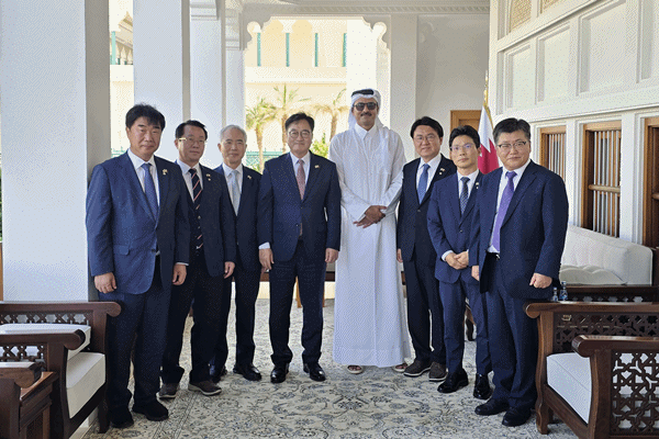 NSP통신-대표단과 타밈 빈 하마드 알 싸니 국왕이 기념촬영을 하고 있다. 좌측부터 이기헌 의원, 문금주 의원, 양부남 의원, 우원식 의장, 타밈 국왕, 황운하 의원, 정을호 의원, 윤현수 주카타르대사 (사진 = 국회의장 공보 수석실)