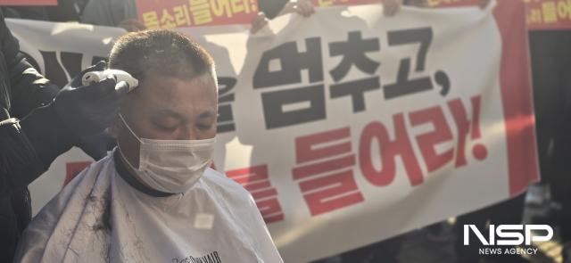 NSP통신-이날 진행된 시위에서 더본코리아 가맹점주가 삭발을 하며 전가협을 규탄하는 모습 (사진 = 옥한빈 기자)