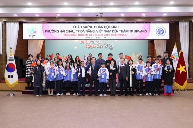 NSP통신-18일 의왕시청 대회의실에서 국제 우호도시인 베트남 다낭시 하이쩌우동 학생 문화교류 대표단 환영식이 진행되고 있다. (사진 = 의왕시)