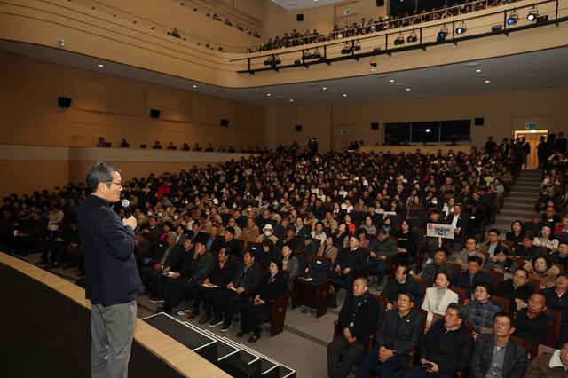 NSP통신-김홍규 강릉시장이 시민들에게 직접 프리젠테이션을 통해 시정 성과를 설명하고 다음 100년을 준비하기 위한 핵심 전략을 시민들에게 공유한 모습. (사진 = 강릉시)