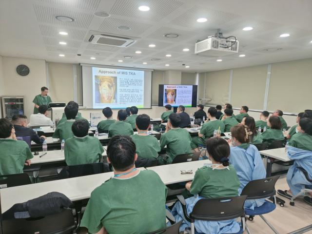 NSP통신-흥케이병원 인공무릎관절 교육훈련 현장 모습. (사진 = 성남산업진흥원)