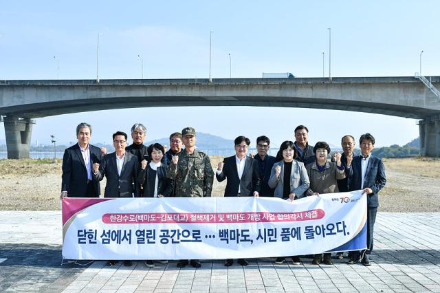 NSP통신-김병수 김포시장이 지난 7일 고촌읍에 위치한 백마도에서 현장행정을 진행한 모습. (사진 = 김포시)