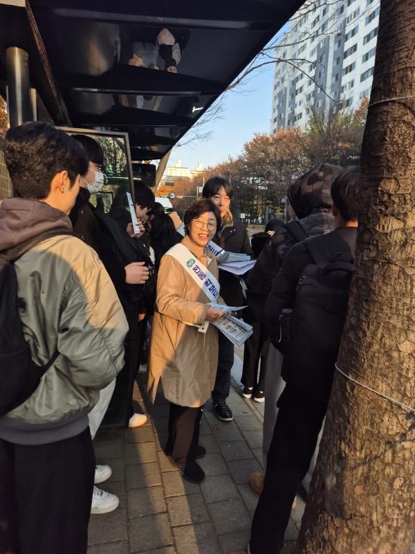 NSP통신-박옥분 경기도의원(가운데)이 19일 동남보건대학교 인근에서 관계기관이 함께하는 합동행사로 진행된 2025년 개인형 이동장치 안전문화 캠페인에 참여해 시민들에게 필수 안전수칙이 담긴 리플렛을 배포하고 있다. (사진 = 경기도의회)