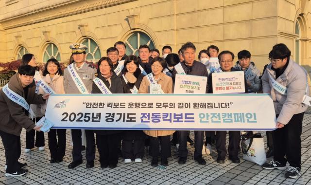 NSP통신-박옥분 경기도의원이 동남보건대학교 인근에서 진행된 2025년 경기도 개인형 이동장치(PM) 안전문화 캠페인 참여자들과 기념촬영을 하고 있다. (사진 = 경기도의회)