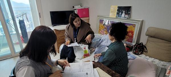 NSP통신-강진군 강진읍사무소 복지 담당자가 통합돌봄을 신청한 한 가구를 찾아 통합돌봄 판정 조사를 진행하고 있다. (사진 = 강진군)