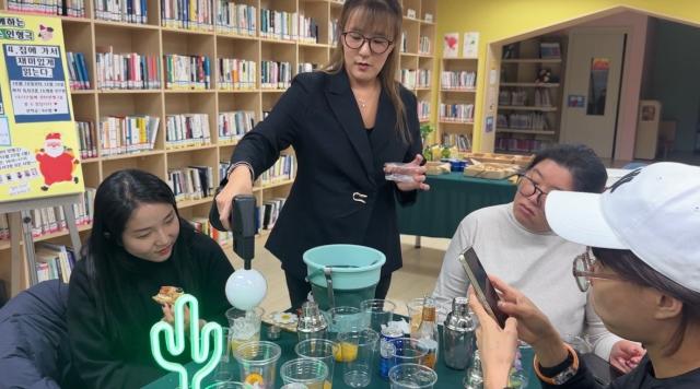 NSP통신-찾아가는 청년 힐링 클래스 무알콜 칵테일 만들기 프로그램 운영 모습. (사진 = 의왕시)