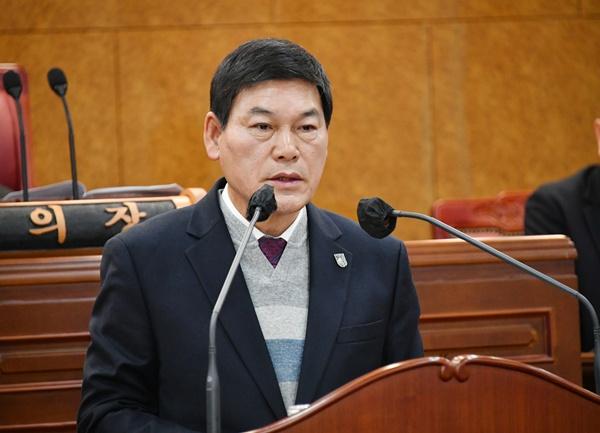 NSP통신-정철원 담양군수가 20일 담양군의회에서 시정연설 통해 내년도 군정 운영 방향을 발표하고 있다. (사진 = 담양군)