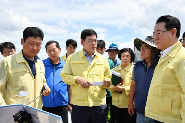 NSP통신-정철원 담양군수가 지난 7월 발생한 집중호우로 피해를 입은 삼지리 딸기농가를 찾아 대책을 마련하고 있다. (사진 = 담양군)