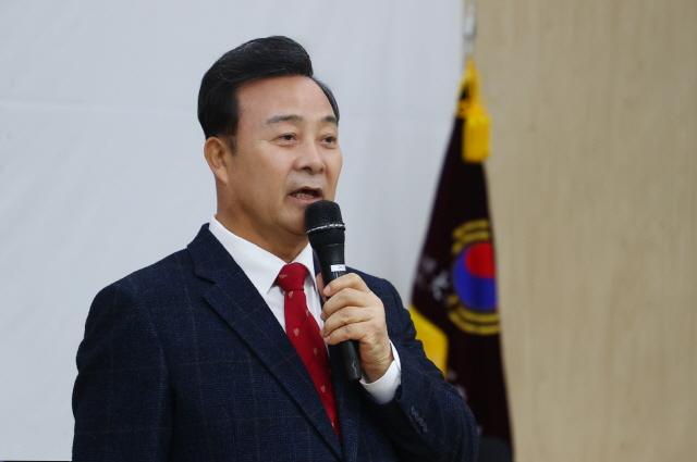 NSP통신-김성제 의왕시장이 19일 대한노인회 의왕시지회 강당에서 개최된 2025년 경로당회장 및 지회 임직원 연찬회에서 인사말을 하고 있다. (사진 = 의왕시)