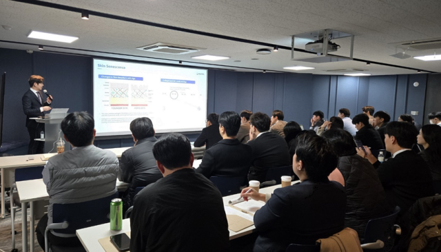 NSP통신-휴온스메디텍이 최근 독일 뒤셀도르프에서 열린 국제의료기기전시회 MEDICA 2025에 참가했다. 사진은 휴온스메디텍 관계자가 부스를 찾은 방문객들에게 더마샤인 제품을 설명하고 있다. (= 휴온스글로벌)