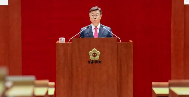 NSP통신-신상진 성남시장이 20일 성남시의회 제307회 제2차 정례회에서 2026년도 예산안과 시정 운영 방향을 설명하고 있다. (사진 = 성남시)