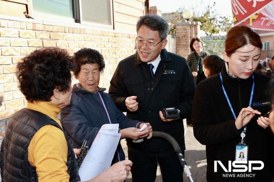 NSP통신-이돈성 조합장과 원로조합원들 (사진 = 동광양농협)