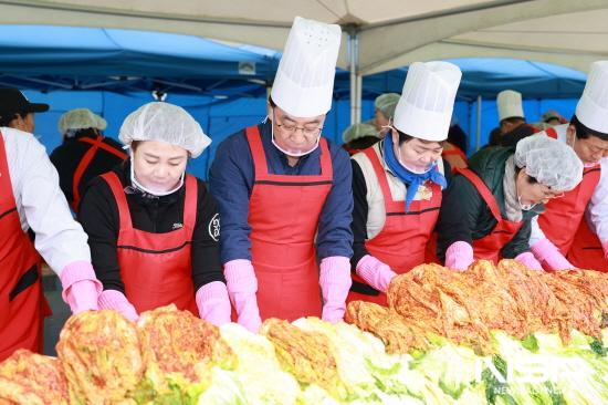 NSP통신-김태균 의장 김치버무리기 (사진 = 전남도의회)