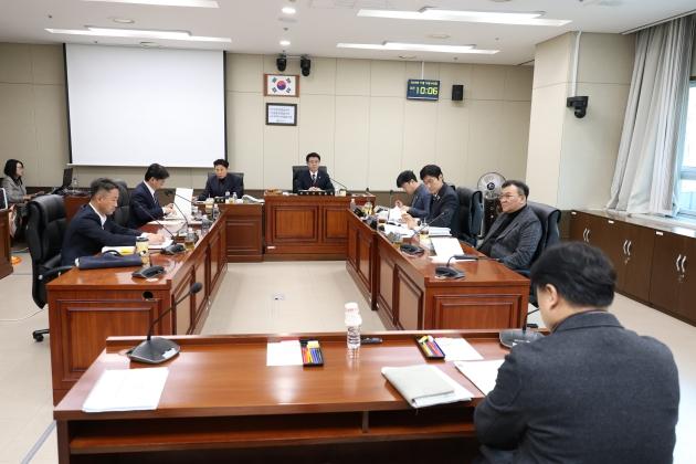NSP통신-용인특례시의회 도시건설위원회가 도시정책실, 미래도시기획국, 용인도시공사 대상으로 행정사무감사를 하고 있다. (사진 = 용인특례시의회)