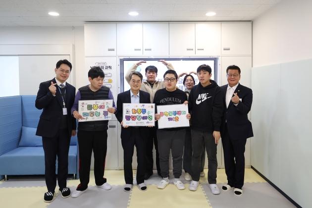 NSP통신-20일 오전 김동연 경기도지사가 파주 최중증 발달장애인통합돌봄센터 1호점을 방문해 최중증 발달장애인 낮 활동 참여 및 소통을 마치고 기념촬영을 하고 있다. (사진 = 경기도)