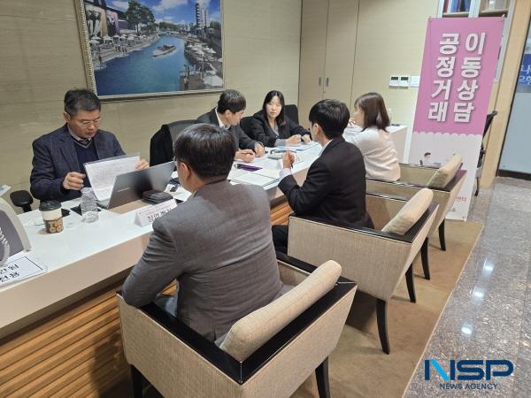 NSP통신-포항상공회의소는 대구지방공정거래사무소와 공동으로 지난 19일 1층 비즈니스종합지원센터에서 박철균 소비자과장, 김유진 조사관를 초빙해 공정거래 이동상담실을 운영했다. (사진 = 포항상공회의소)