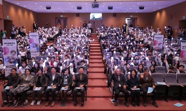 NSP통신-19일 용인특례시청 에이스홀에서 열린 제4회 용인청소년 창작동요·무용 발표회 단체 기념촬영 모습. (사진 = 용인특례시)